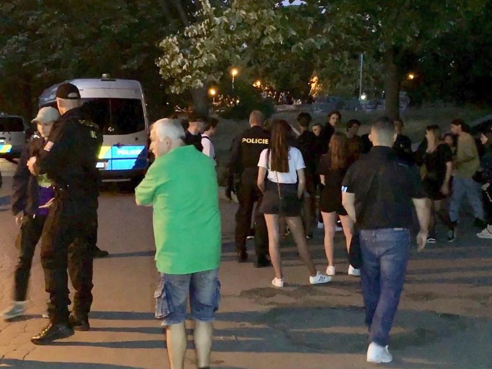 Pražští policisté na Letné kontrolovali mladistvé kvůli alkoholu, 34 z nich požilo, museli pro ně rodiče.