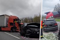 Policii auto půjčit musíte: Zfetovaný Polák při ujíždění prorazil kamion, který sloužil jako zátaras