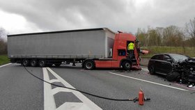 Zfetovaný řidič havaroval na D8, objel zátarasy a ujížděl policii. Ta muže zadržela a vzala do vazby!