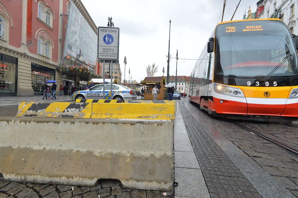 Na několika rušných místech Prahy narazíte na zátarasy.