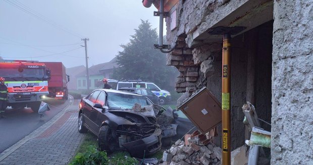 Řidič naboural do opuštěného rodinného domu v obci Žatčany a vážně se zranil.