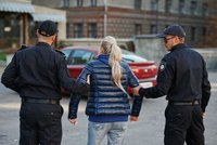 Policie v Severním Irsku zatkla ženu (38) a vydala ji do Česka. Vybírala si starší oběti!