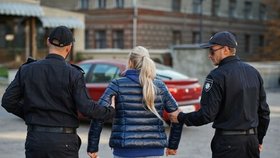 Policie v Severním Irsku zatkla ženu (38) a vydala ji do Česka. Vybírala si starší oběti!