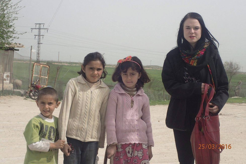 Markéta s kurdskými dětmi v Rojavě