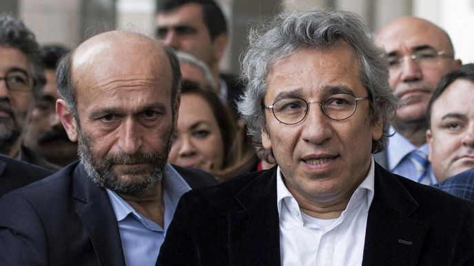 Zatčení turečtí novináři Can Dündar a Erdem Gül