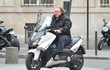 Dopravní předpisy mu moc neříkají. Gerard Depardieu se klidně projede i bez přilby.