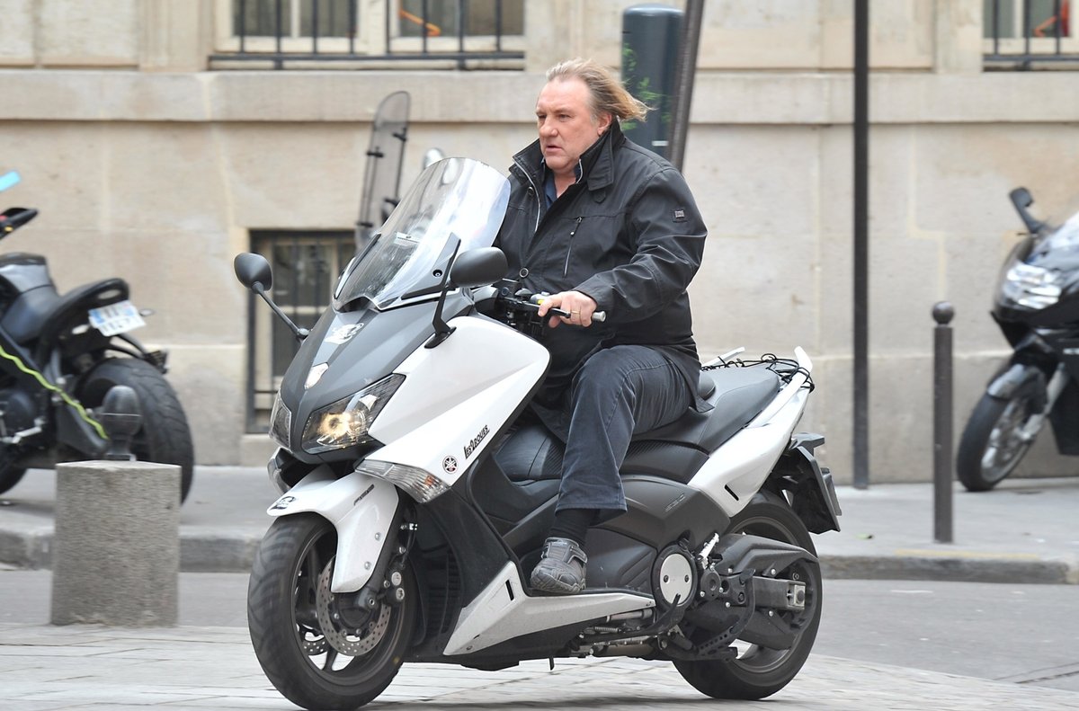 Dopravní předpisy mu moc neříkají. Gerard Depardieu se klidně projede i bez přilby a s alkoholem v krvi.