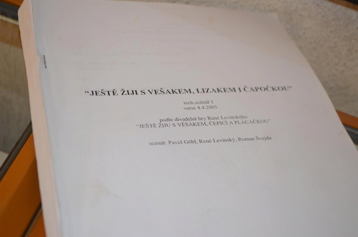 Scénář filmu Ještě žiju s věšákem, plácačkou a čepicí (2006), kde hrál Jaroslav Dušek (56).