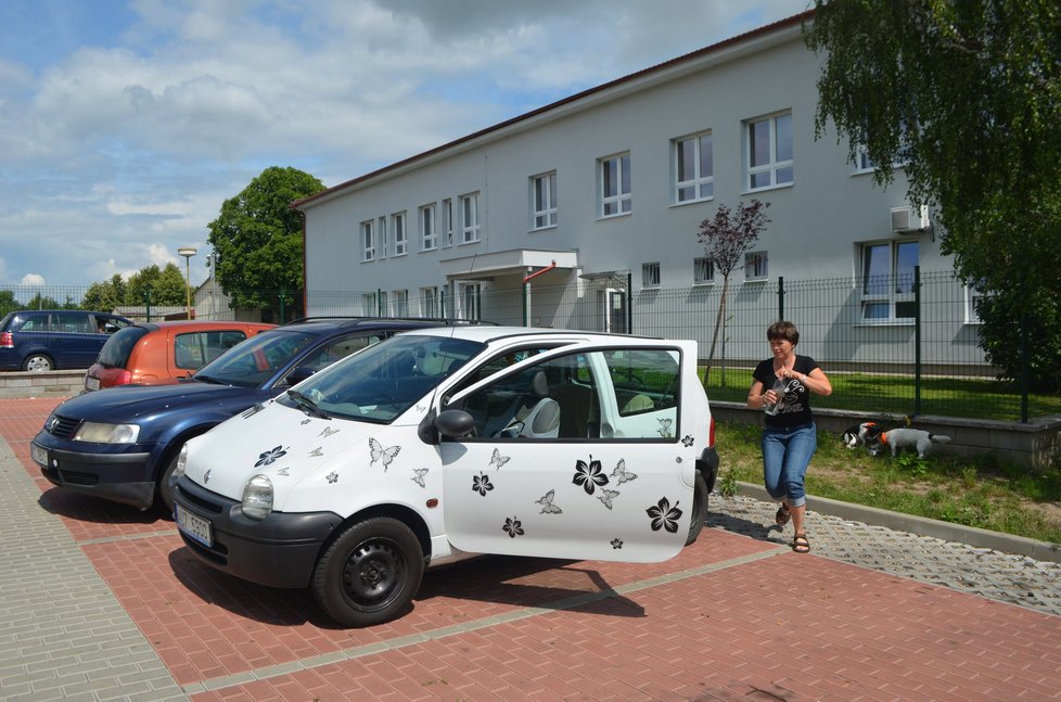 Pavla Válová šla na polikliniku. Když své psy uvazovala ve stínu, všimla si, že v sousedním autě je zavřené malé dítě.