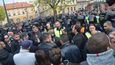 V Žatci uctili památku mrtvého Roma, protestující rozháněla policie