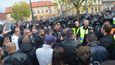 V Žatci uctili památku mrtvého Roma, protestující rozháněla policie