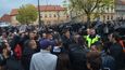 V Žatci uctili památku mrtvého Roma, protestující rozháněla policie