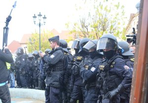 V Žatci uctili památku mrtvého Roma, protestující rozháněla policie.