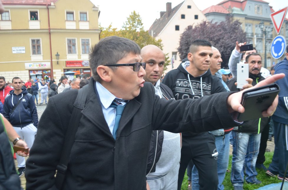 V Žatci uctili památku mrtvého Roma, protestující rozháněla policie 