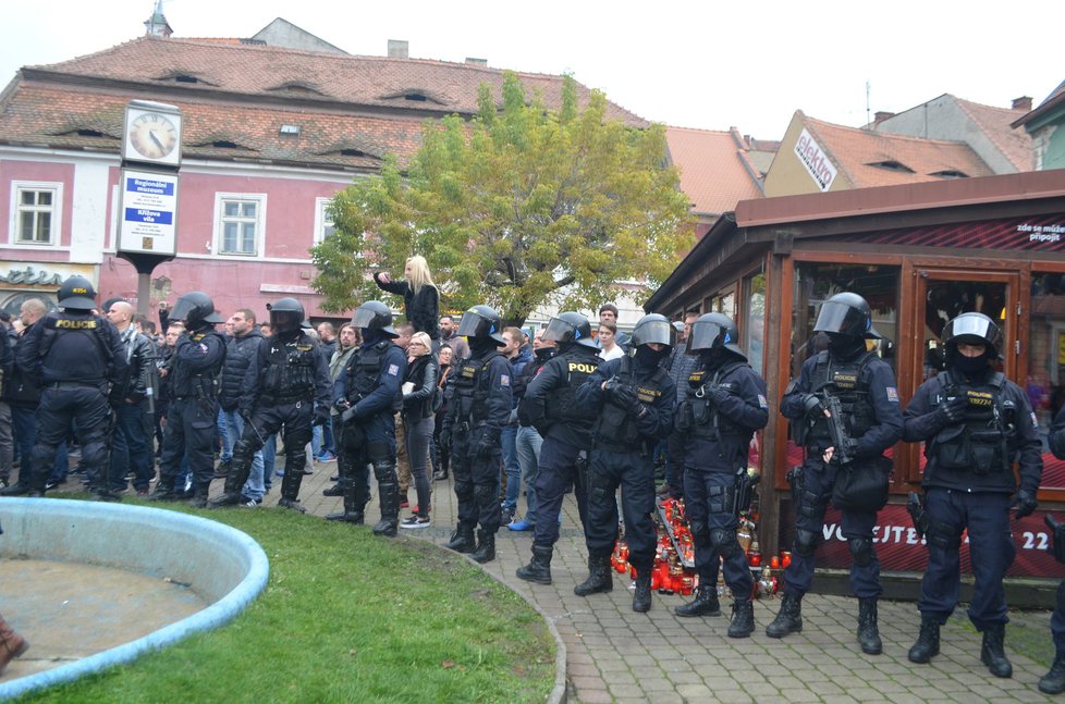 V Žatci uctili památku mrtvého Roma, protestující rozháněla policie 