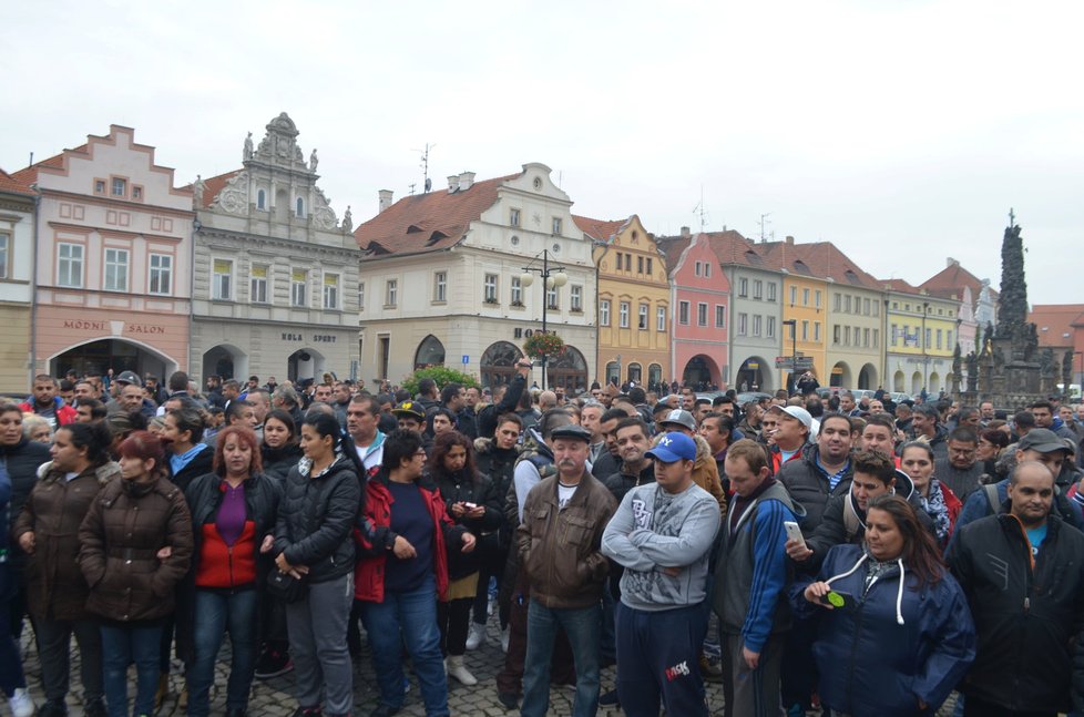 V Žatci uctili památku mrtvého Roma, protestující rozháněla policie 