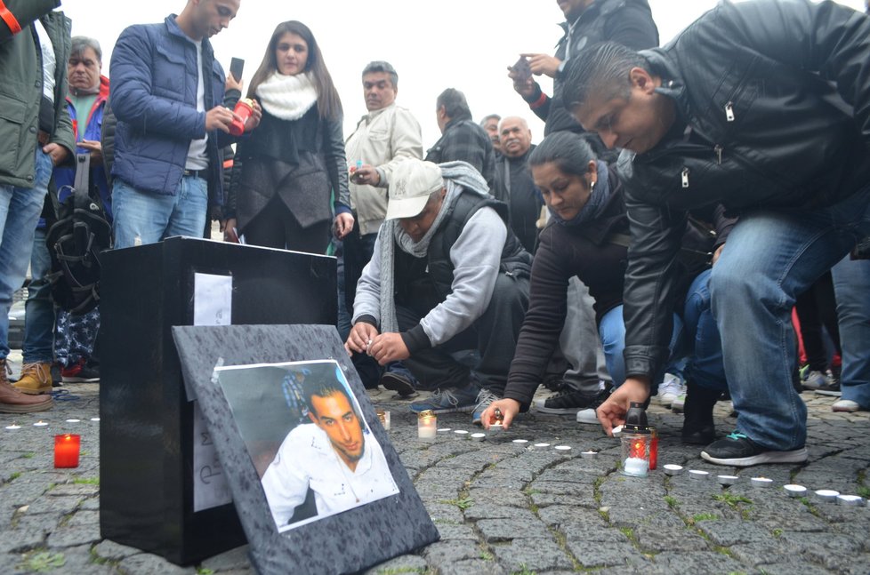V Žatci uctili památku mrtvého Roma, protestující rozháněla policie.