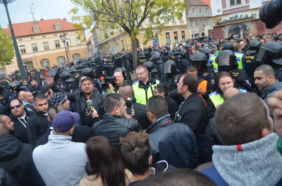 V Žatci uctili památku mrtvého Roma, protestující rozháněla policie.