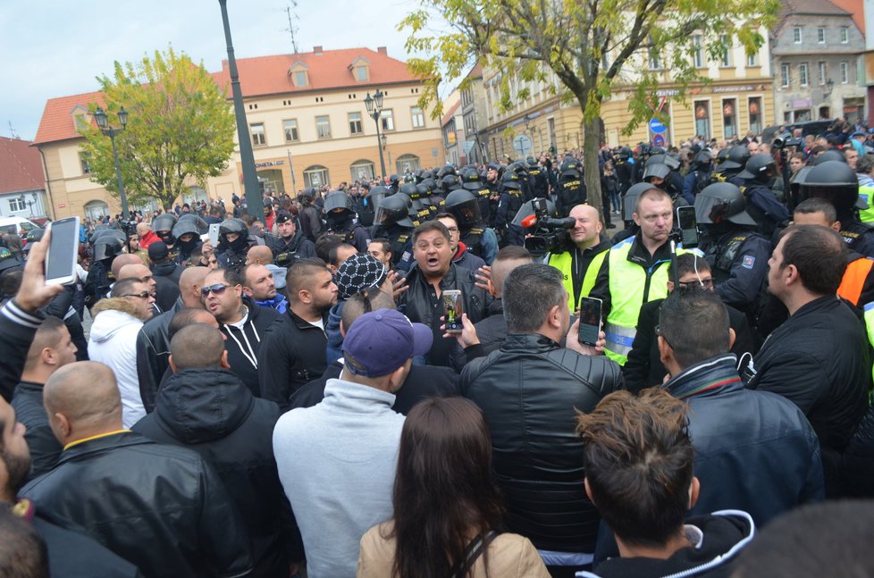 V Žatci uctili památku mrtvého Roma, protestující rozháněla policie.