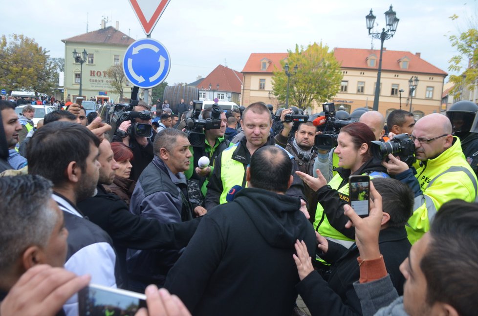 V Žatci uctili památku mrtvého Roma, protestující rozháněla policie 