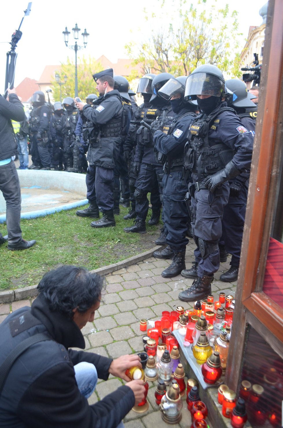 V Žatci uctili památku mrtvého Roma, protestující rozháněla policie.