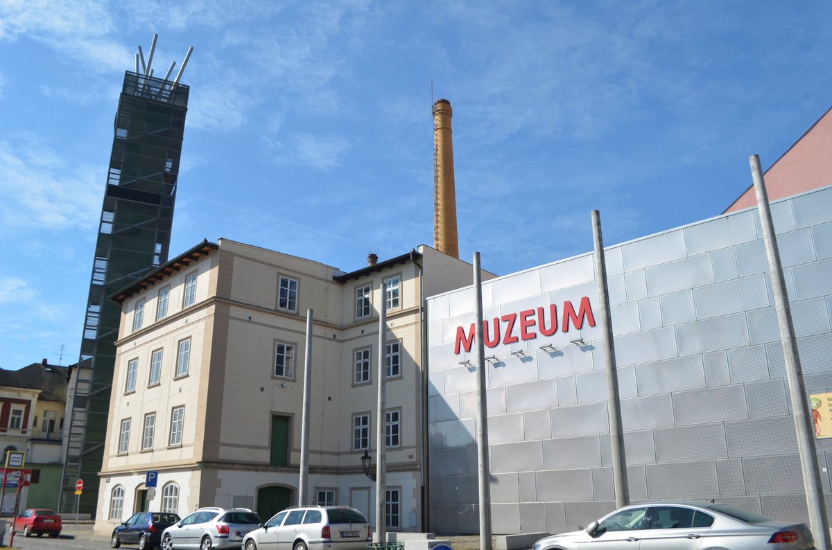 Žatec je unikání zejména souborem chmelařských objektů, sušáren, balíren a skladů. Z jednoho z nich vzniklo i chmelařské muzeum...  ...a vnitřní expozice.