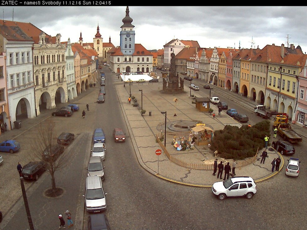 Vánoční strom v Žatci vyvrátil v neděli před polednem silný vítr.