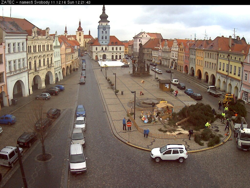 Vánoční strom v Žatci vyvrátil v neděli před polednem silný vítr.