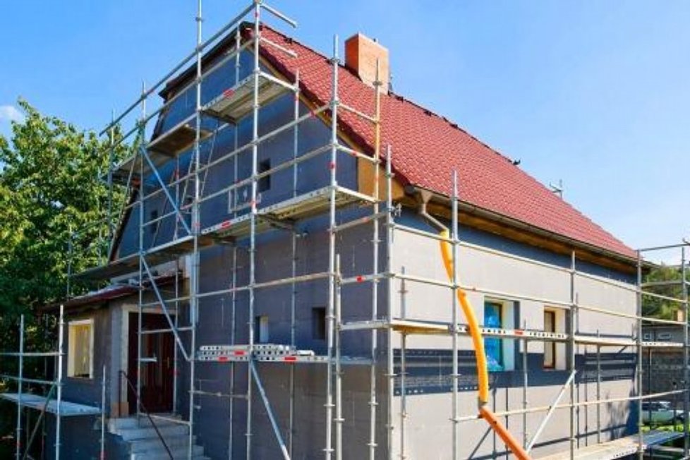 Program Nová zelená úsporám (NZÚ) nově nabídne dotace v maximální výši 550 tisíc korun na úsporné rekonstrukce domů uskutečněné svépomocí. Zájemci mohou příspěvek získat od 15. října (ilustrační foto).