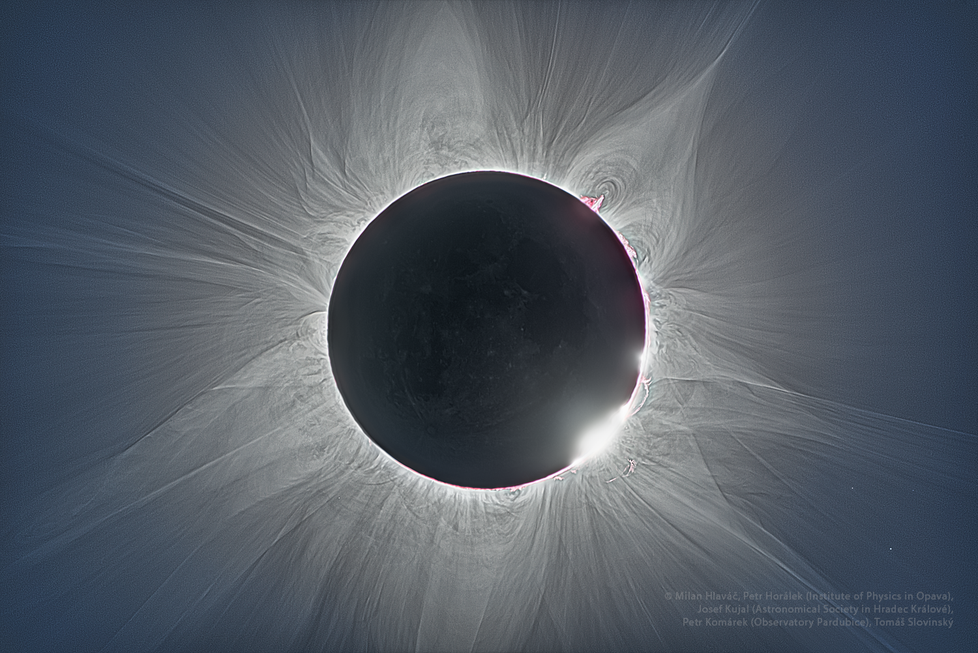Detail sluneční koróny při úplném zatmění Slunce 20. dubna 2023. Koróna je velmi členitá kvůli rostoucí sluneční aktivitě