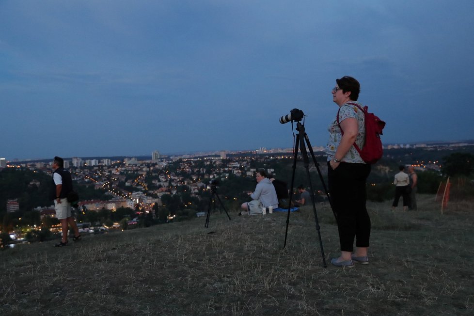 Lidé v Praze sledují zatmění Měsíce (27. 7. 2018)