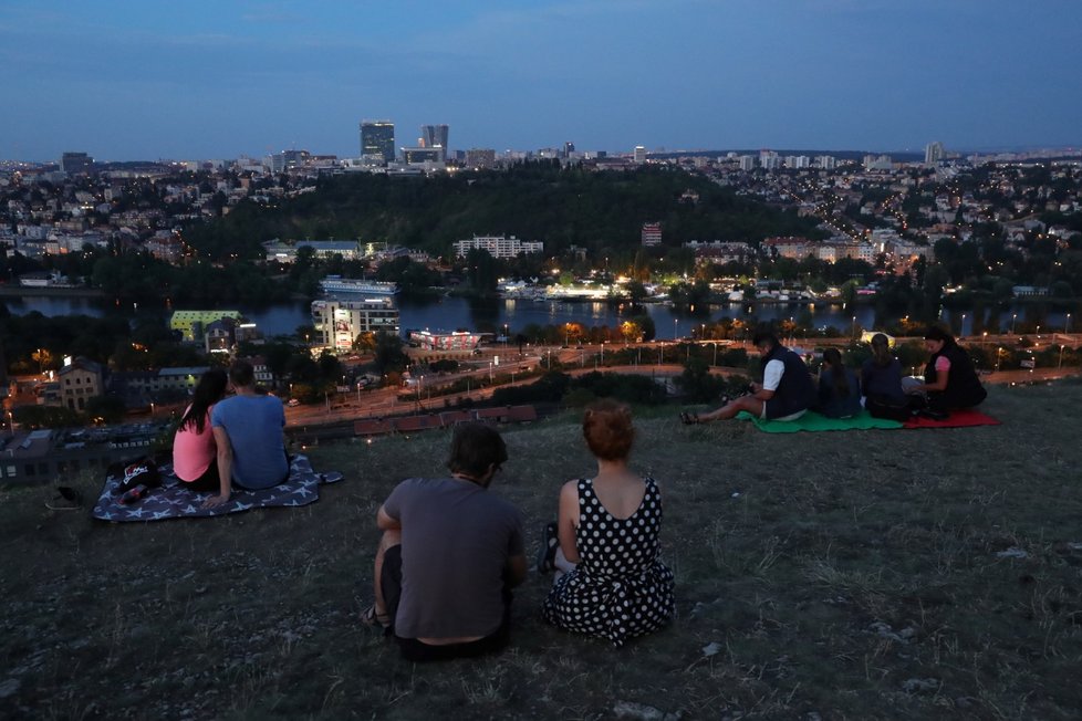 Lidé v Praze sledují zatmění Měsíce (27. 7. 2018)