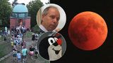 Český astronom o zatmění století: Na nebi se kromě rudého Měsíce objevil i Krteček