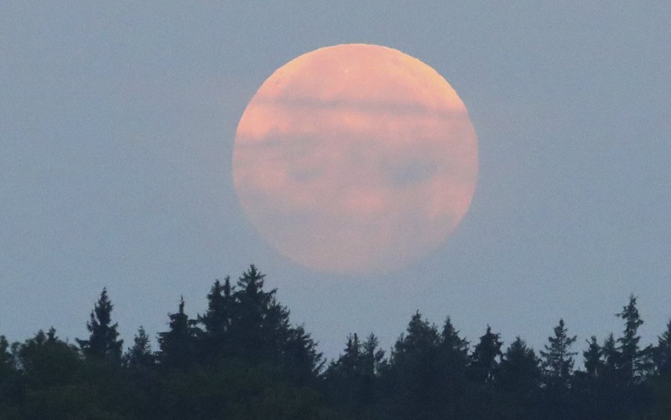 Takhle byl rudý Měsíc vidět v Bavorsku (27.7.2018)