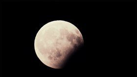 Pokazí nám zatmění Měsíce počasí? Víme, kde budou nejlepší podmínky pro sledování