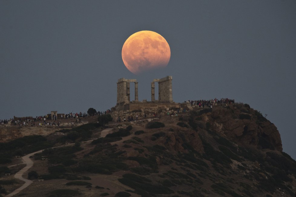 Takhle vypadalo zatmění Měsíce v Řecku.