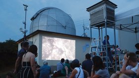 Lidé čekající na zatmění Měsíce na hvězdárně Žebrák