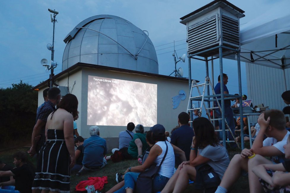 Lidé čekající na zatmění Měsíce na hvězdárně Žberák