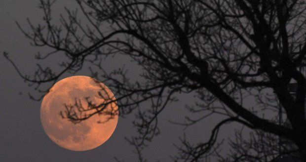 Nádhera na nebi: Zatmění Měsíce pomohla v Česku jasná obloha. A bylo na co koukat