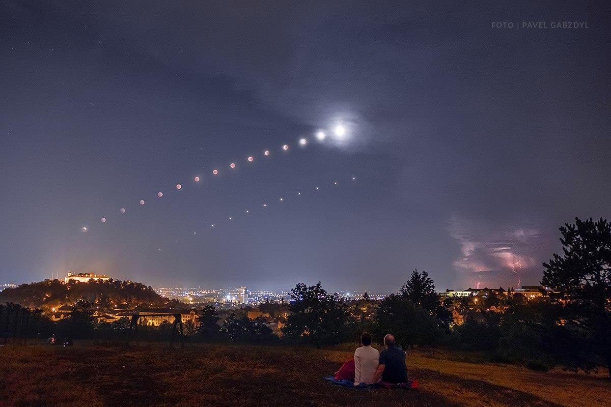 Rozfázované zatmění Měsíce, jak je nad Brnem zachytil profesionální fotograf Pavel Gabzdyl.