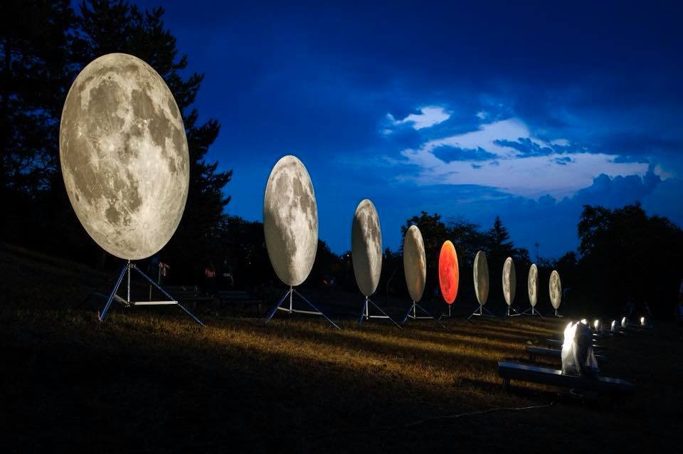 Hvězdárna a planetárium Brno připravily na Kraví hoře projekci a umělý model, znázorňující nejdelší zatmění Měsíce v tomto století.