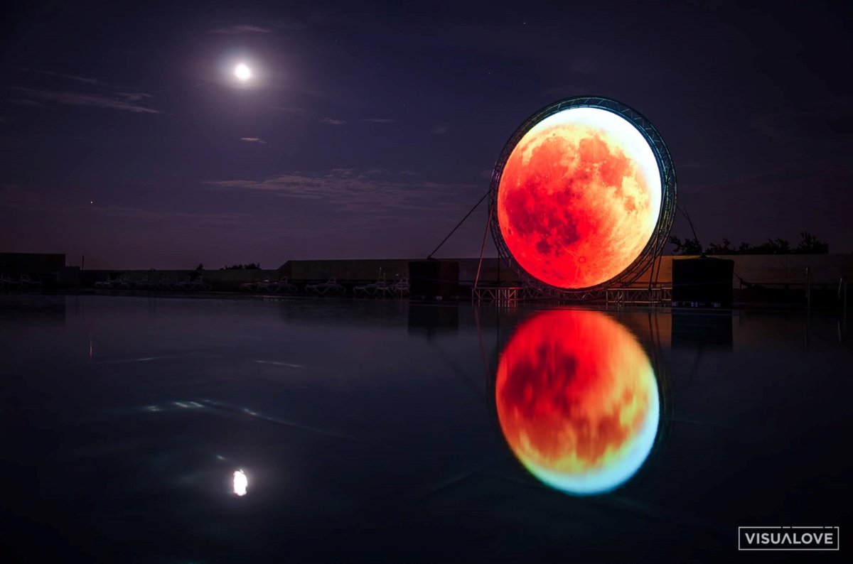 Hvězdárna a planetárium Brno připravily na Kraví hoře projekci a umělý model, znázorňující nejdelší zatmění Měsíce v tomto století.