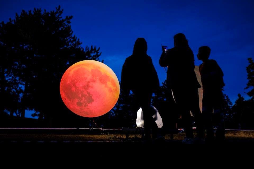 Hvězdárna a planetárium Brno připravily na Kraví hoře projekci a umělý model, znázorňující nejdelší zatmění Měsíce v tomto století.