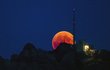 Nebeská podívaná ve švýcarském Lucernu: Takhle pozorovali rudý Měsíc (27.7.2018)