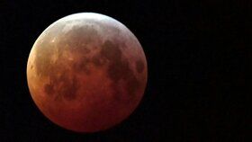 Sváteční podívaná na obloze: Nastane částečné zatmění Měsíce. Kdy ho pozorovat? 