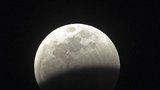 Částečné zatmění Měsíce bude viditelné na jedničku, slibuje meteoroložka
