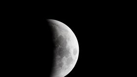 Částečné zatmění Měsíce se blíží! Nebeské podívané včetně přehlídky planet přeje v ČR jasná obloha