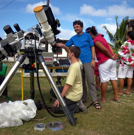 Miroslav Druckmüller (v modrém tričku uprostřed) kontroluje na atolu Tatakoto v jižním Pacifiku instalaci speciálních přístrojů na focení úplného zatmění Slunce.
