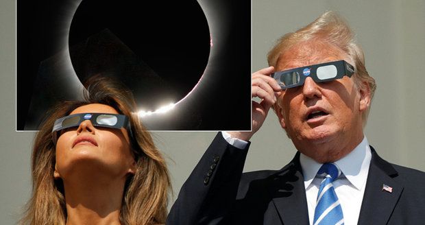 Miliony Američanů sledovaly zatmění Slunce. Hlavu kvůli němu zaklonil i Trump