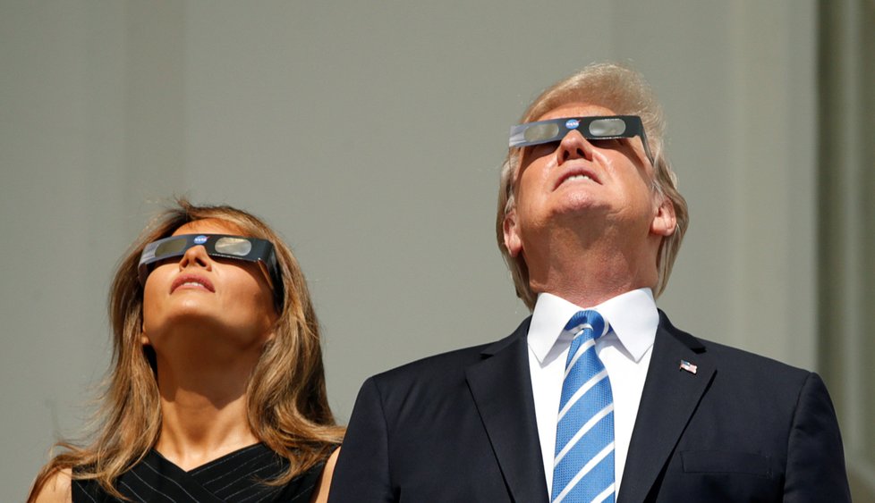 Prezidentský pár sleduje zatmění Slunce nad USA